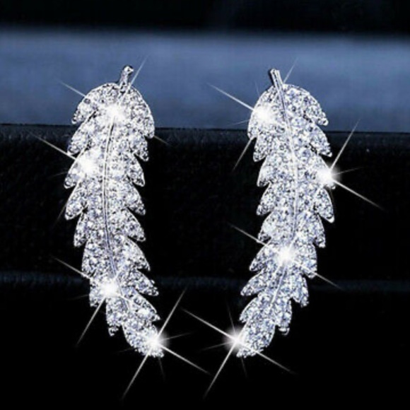 Jewelry - NEW Sterling silver Diamond 💎 Earrings